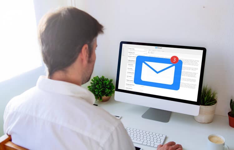 Régua de Cobrança - homem recebendo notificação de cobrança em sua caixa de email