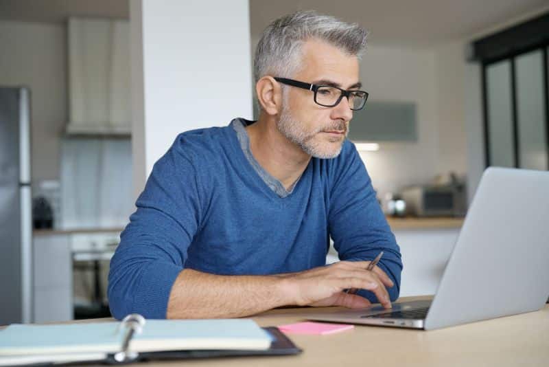 Gestor fazendo as rotinas financeiras de sua plataforma SaaS via software.