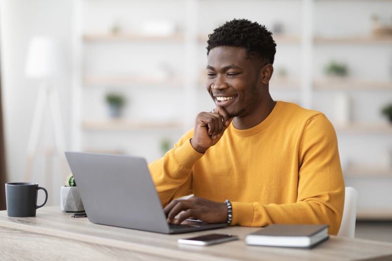 como calcular ticket médio: homem trabalhando no computador