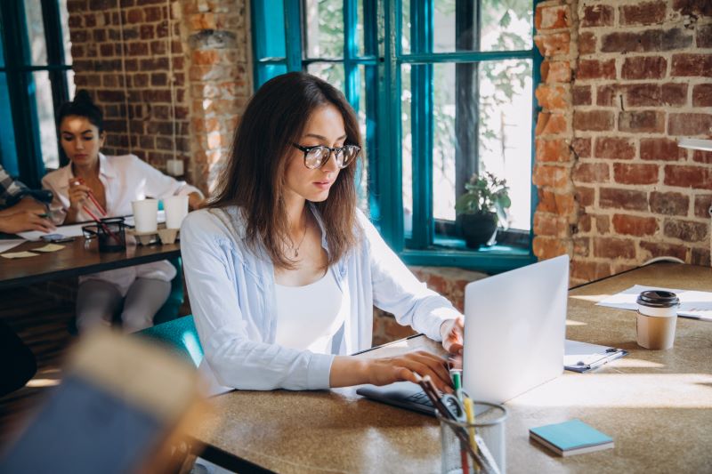 Automação comercial: mulher trabalhando em coworking.