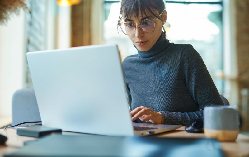 O que é churn: mulher trabalhando em escritório.