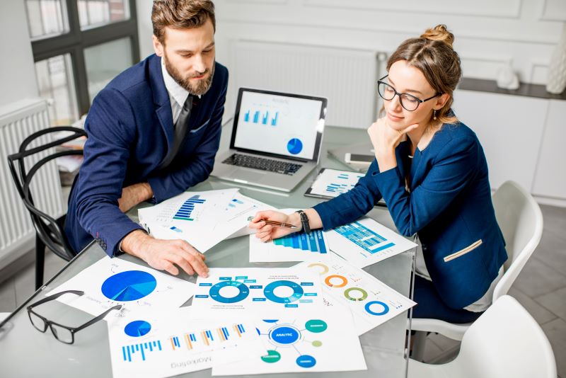 O que são KPIs: gestores analisando gráficos com resultados de indicadores.