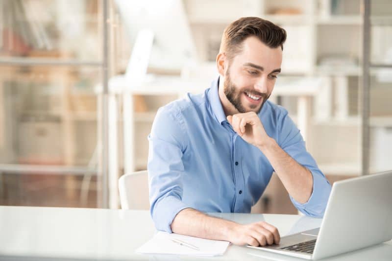 Pagamento à vista: homem trabalhando no escritório.