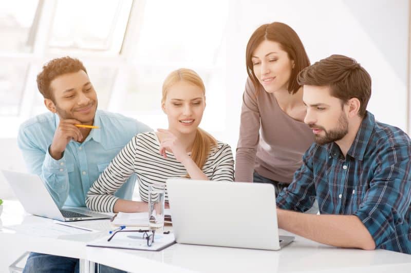 tipos de benchmarking​: equipe em escritório analisando informações em computador