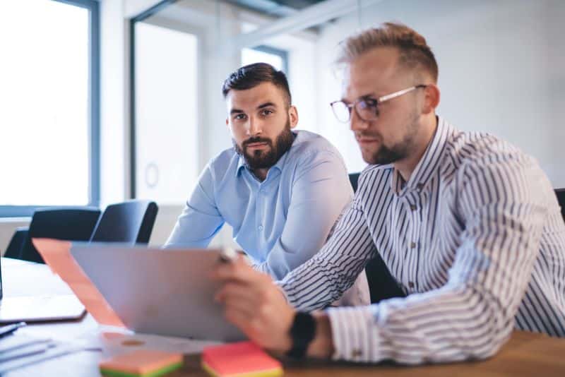 modelo de fluxo de caixa​: dois homens trabalhando em escritório